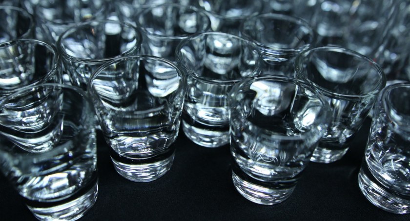 Na zdjęciu kieliszki z alkoholem, fot. Pixabay