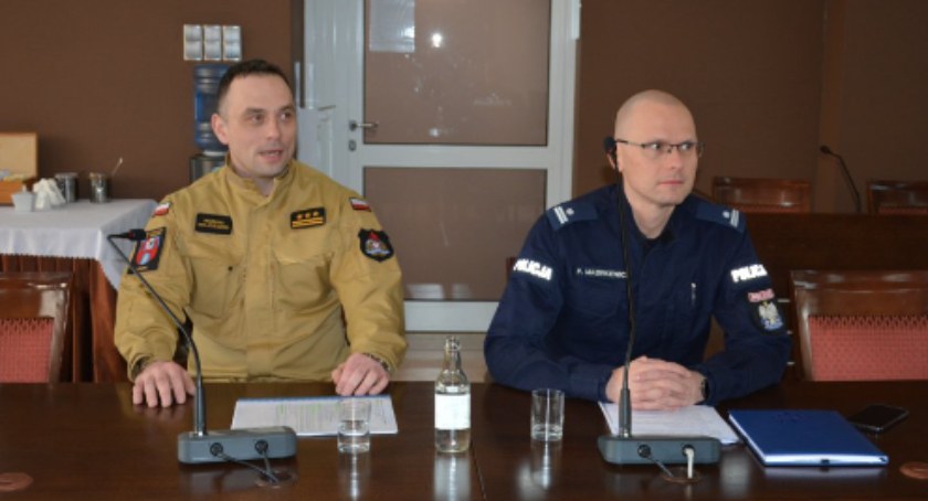 Na zdjęciu komendanci straży i policji, fot. Starostwo Powiatowe