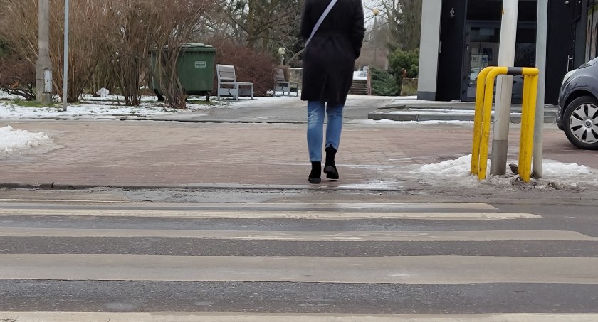 Na zdjęciu piesza na przejściu na ulicy Armii Krajowej