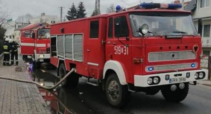 Na zdjęciu strażacy podczas akcji na ulicy Krzętowskiej, fot. OSP Wielgomłyny 