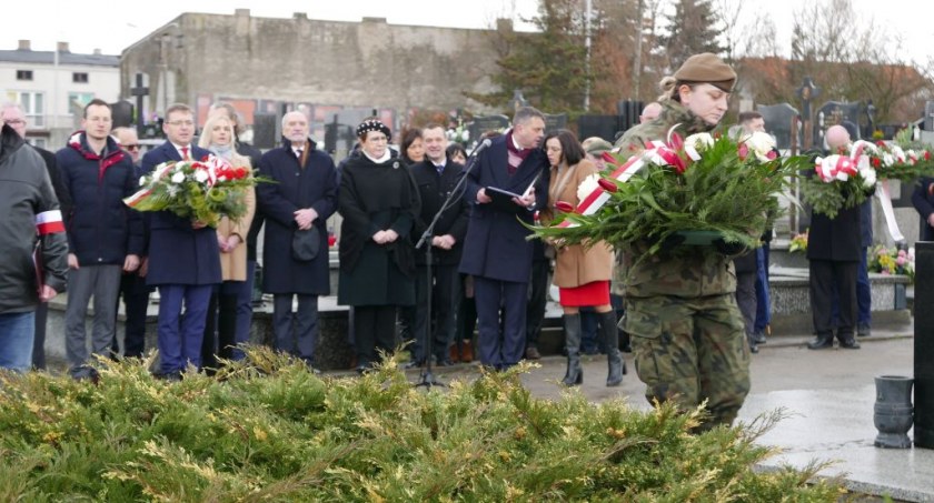 Na zdjęciu składanie kwiatów na grobie pomniku KWP na Starym Cmentarzu