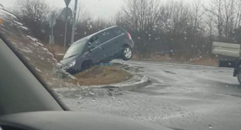 Na zdjęciu samochód, który wpadł do rowu