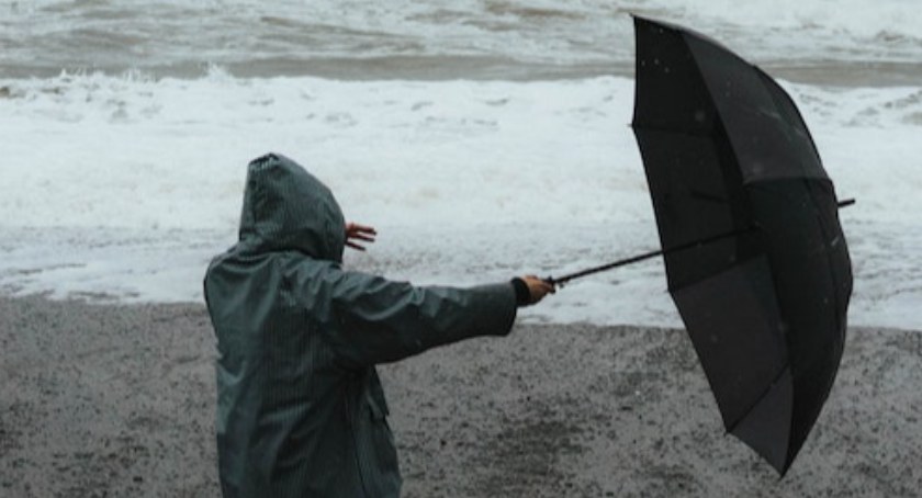 Na zdjęciu człowiek z parasolem, fot. Pexels