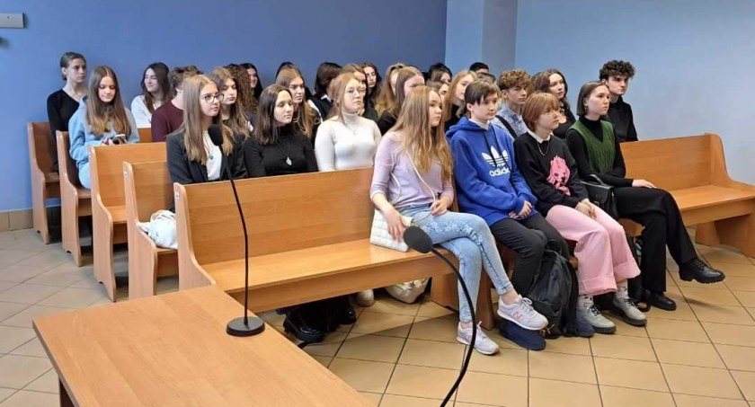 Na zdjęciu uczniowie I LO w sądzie w Radomsku, fot. Facebook/ I LO
