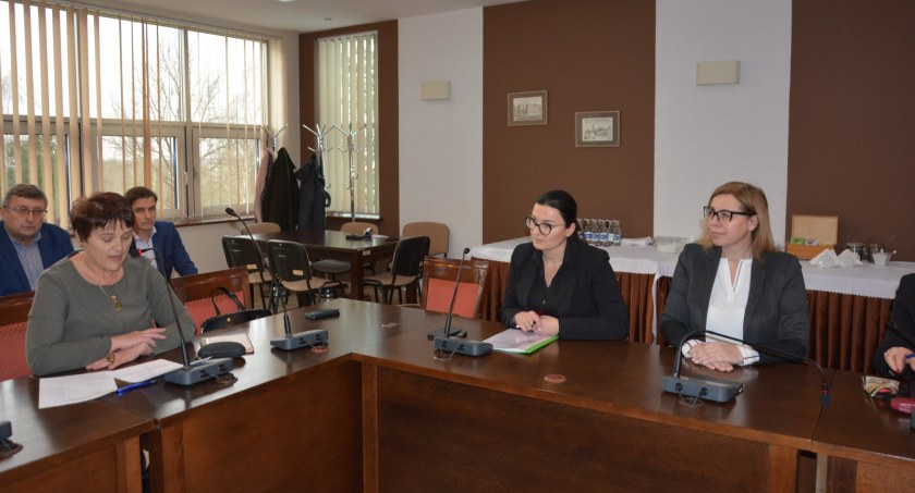 Na zdjęciu od lewej, radna Irena Bareła, starosta Beata Pokora i członek zarządu Ewa Gajzler, fot. Facebook/Starostwo Powiatowe