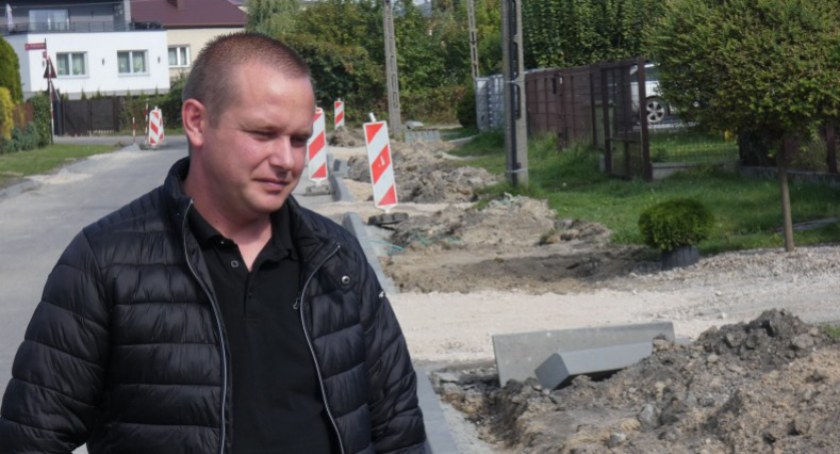 Na zdjęciu Tobasz Żarek na ulicy Gołębiej w dzielnicy Kowalowiec