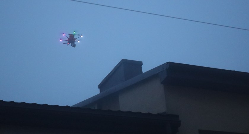 Na zdjęciu dron antysmogowy, którym pracownicy wydziału bezpieczeństwa badają dym z kominów, fot. UM Radomsko