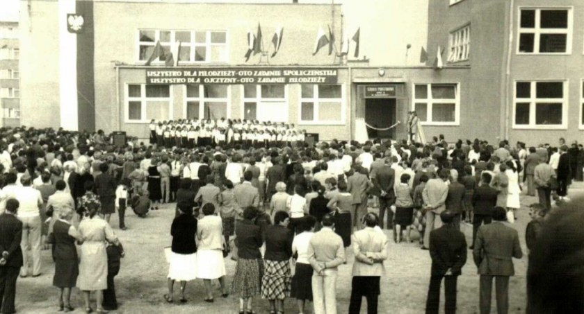 Na zdjęciu początek roku szkolnego i otwarcie szkoły, 1 września 1982 r.