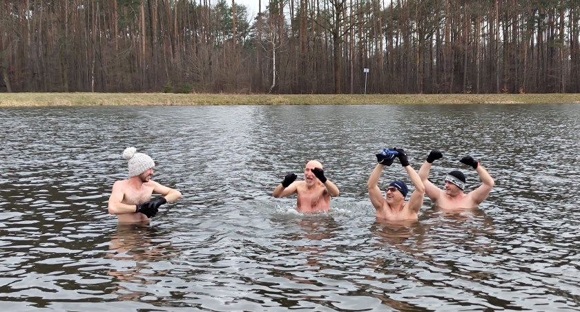 Na zdjęciu uczestnicy morsowania 