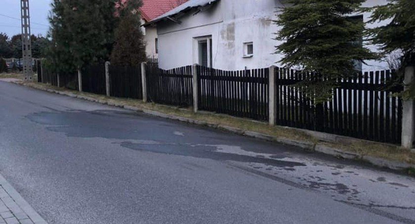 Na zdjęciu asfalt, o którym pisze mieszkaniec Przedborza, fot. Facebook/Paweł Zięba