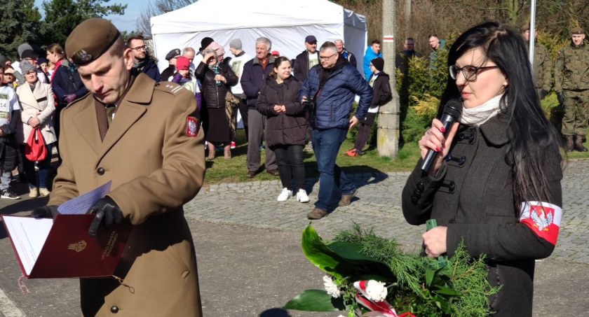 Na zdjęciu z prawej Anna Dziadkiewicz przez pomnikiem KWP w marcu 2020