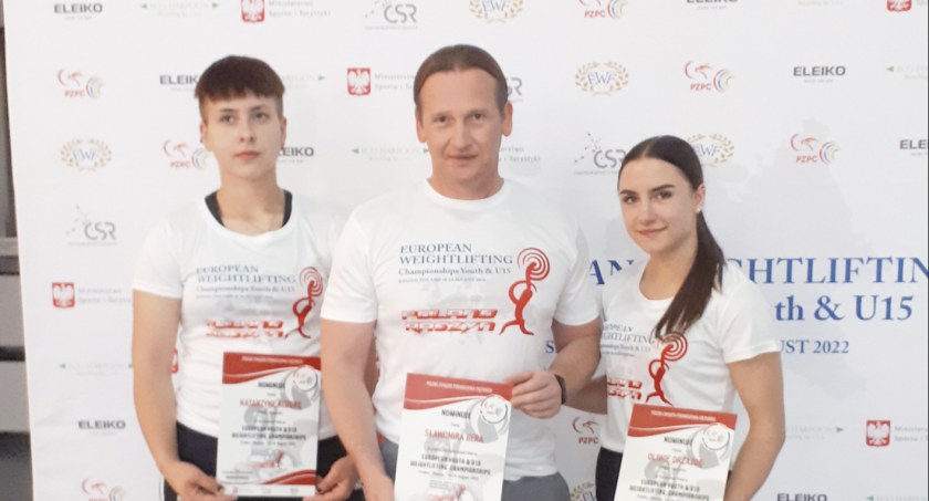 Na zdjęciu radomszczańskie sztangistki z trenerem