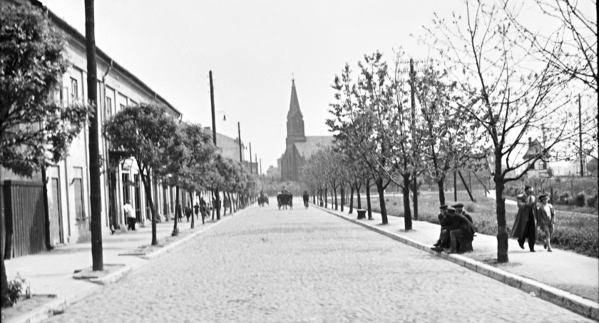 Na zdjęciu ulica Reymonta. Widok na kościół ewangelicki (rozebrany w 1961 r.). Fot. zbiory Muzeum Regionalnego