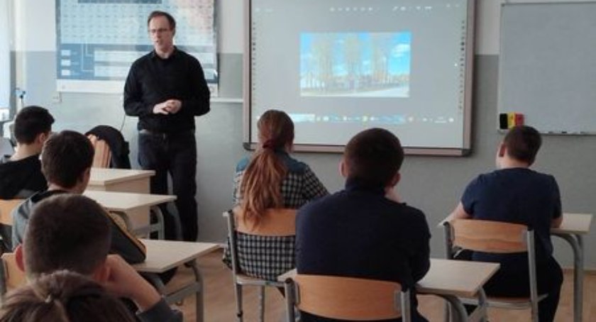 Na zdjęciu uczestnicy zajęć i Tomasz Nowak, fot. Facebook/Muzeum Regionalne w Radomsku
