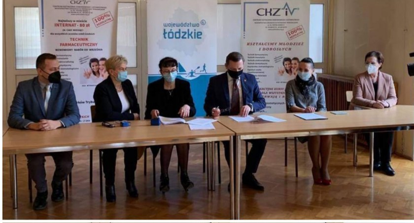 Na zdjęciu druga z lewej skarbniczka Elżbieta M., fot. Facebook