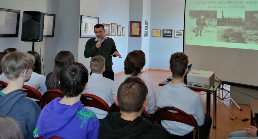 Na zdjęciu Kamil Rutkowski prowadzi wykład, for. Facebook/Muzeum Regionalne