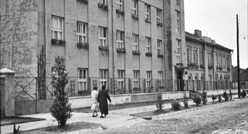 Na zdjęciu szpital z dwupiętrowym skrzydłem od wschodu i najstarszą częścią  od zachodu. Rok 1939/1940