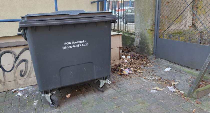 Na zdjęciu miejsce za nieczynnym szaletem przy Reymonta