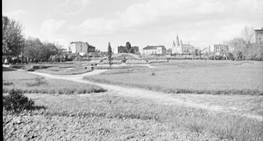 Na zdjęciu kopiec Piłsudskiego w parku Świętojańskim, fot. Archiwum Muzeum Regionalnego