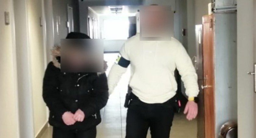 Na zdjęciu zatrzymana kobieta, fot. KMP Piotrków Trybunalski