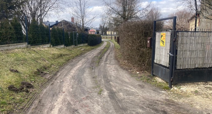 Na zdjęciu droga w Stobiecku Szlacheckim