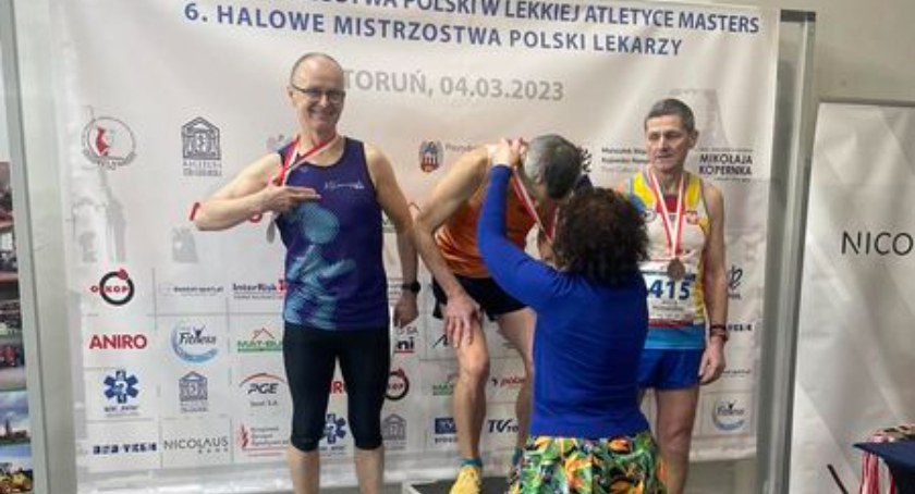 Na zdjęciu Piotr Płoskoński na najniższym stopniu podium