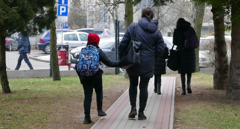 Na zdjęciu uczeń wychodzący z lekcji w PSP nr 1