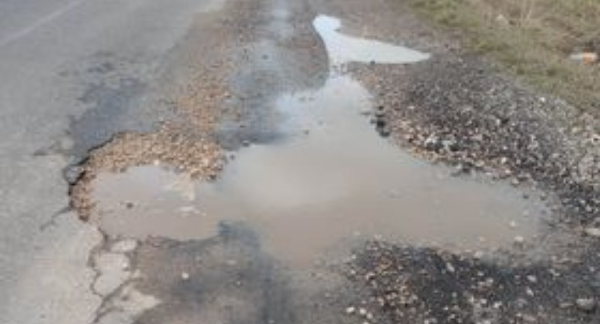 Na zdjęciu dziura w jezdni na drodze powiatowej między Wolą Jedlińską a Wolą Blakową