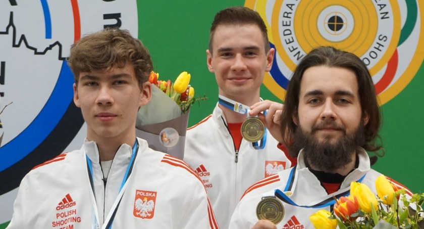 Na zdjęciu Wiktor Blada pierwszy z prawej