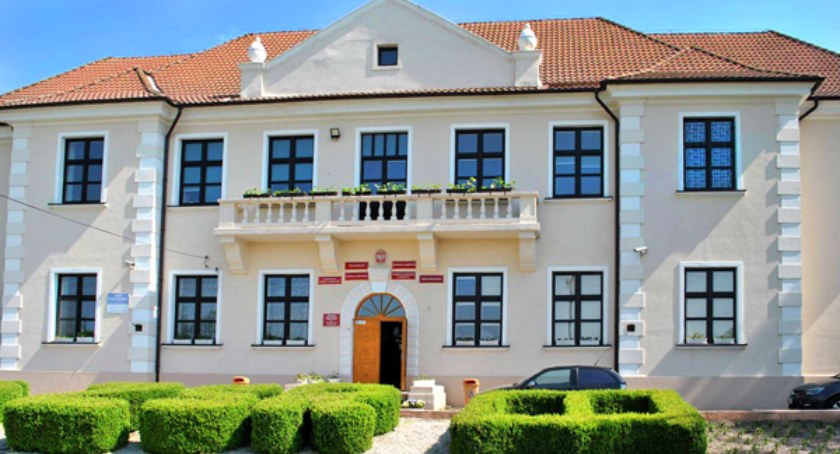 Na zdjęciu szkoła rolnicza w Dobryszycach. Fot. zsckrdobryszyce.pl