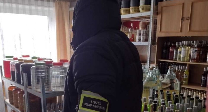 Na zdjęciu funkcjonariusz KAS, fot. KAS Łódź