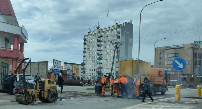 Na zdjęciu łatanie dziur na ulicy Piastowskiej