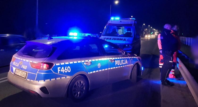Na zdjęciu służby ratunkowe na moście w Przedborzu, fot. OSP Przedbórz