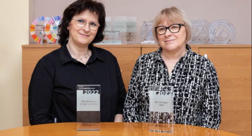 Na zdjęciu z Sylwia Gnoińska, szkolna koordynatorka, i Małgorzata Kołodziejska, dyrektorka Ekonomika