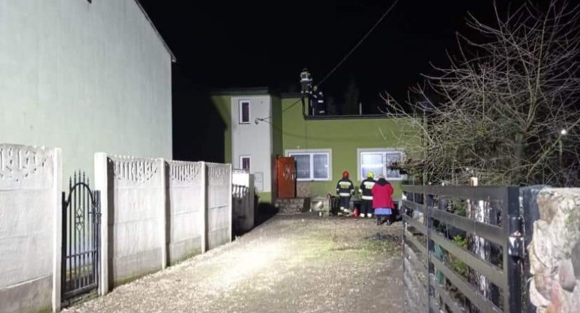 Na zdjęciu strażacy z OSP Gomunice gaszą pożar, fot. Facebook 