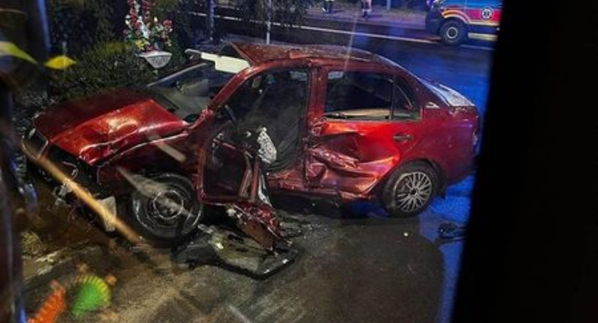 Na zdjęciu samochód, którym podróżowali kobieta i mężczyzna poszkodowani w wypadku, fot. Facebook/OSP Kamieńsk