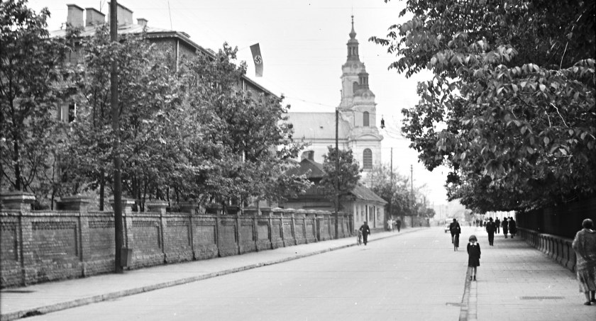 Na zdjęciu ul. Narutowicza, widok na kościół i wikarykę, lata okupacji  niemieckiej. Fot. Archiwum Muzeum Regionalnego