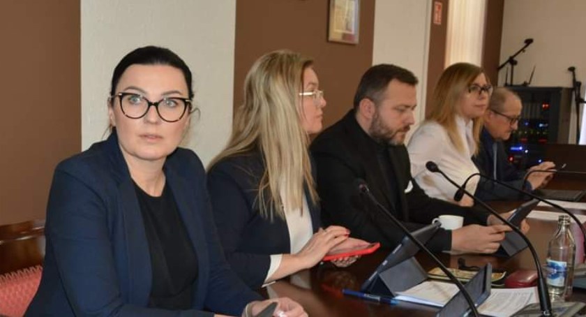 Na zdjęciu od lewej: Beata Pokora, Małgorzata Lewandowska, Michał Koski, Ewa Gajzler i Fabian Zagórowicz, fot. Facebook/Powiat Radomszczański, 