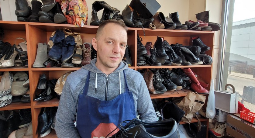 Na zdjęciu Mariusz Krawczyk, który prowadzi zakład szewski