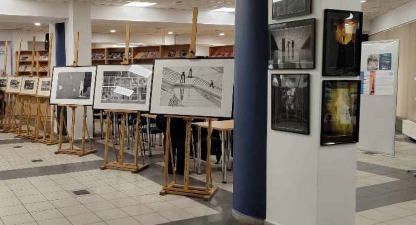 Na zdjęciu wystawa fotografii na I piętrze MBP