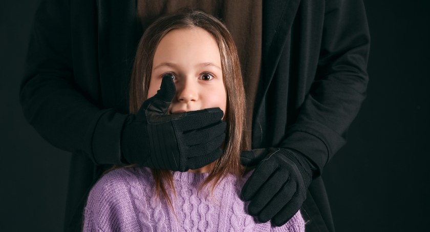 Na zdjęciu dziecko i przestępca. Fot. Shutterstock