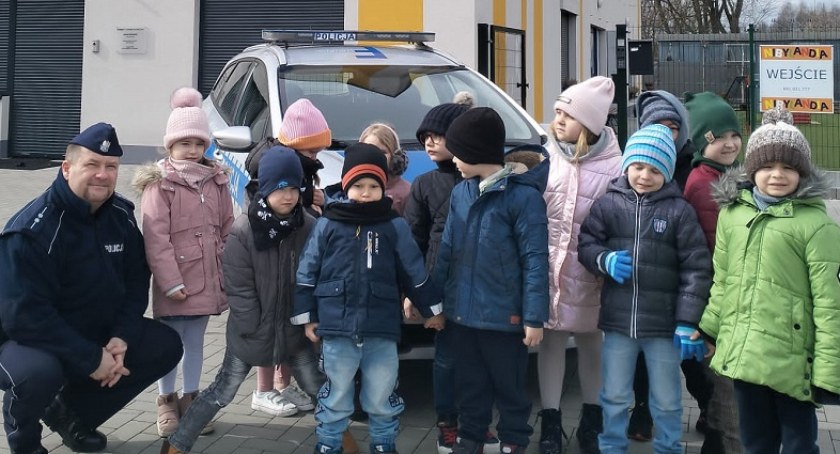 Na zdjęciu przedszkolaki z policjantem, fot. KPP Radomsko