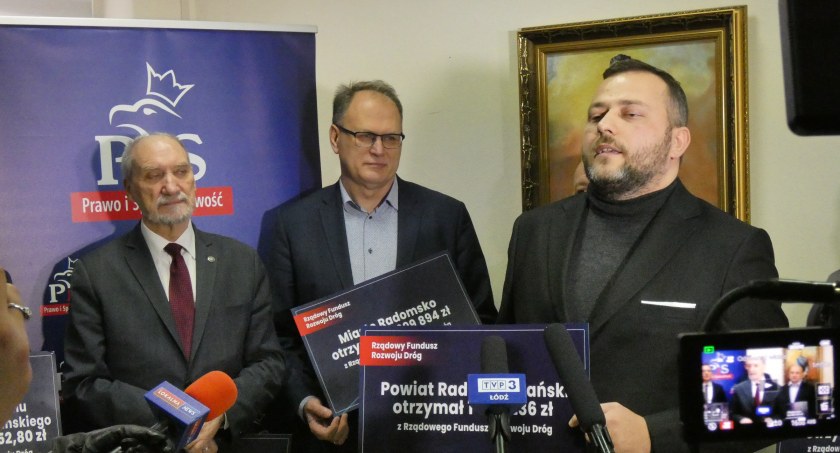 Na zdjęciu Antoni Macierewicz, Jarosław Ferenc i Michał Koski