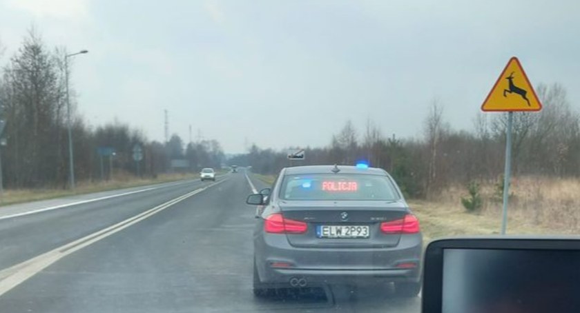 Na zdjęciu nieoznakowany radiowóz, przed nim zatrzymane audi, fot. Facebook/Kacper Czajka