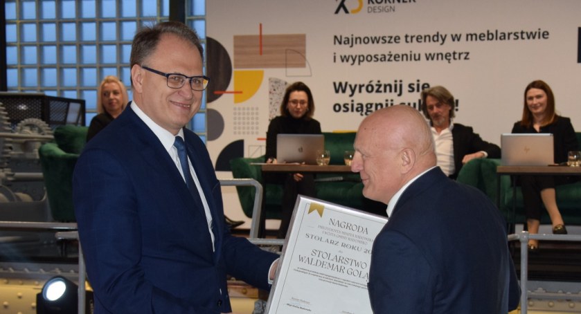 Na zdjęciu Jarosław Ferenc wręcza nagrodę Waldemarowi Gołębiowi, fot. Facebook/UM Radomsko
