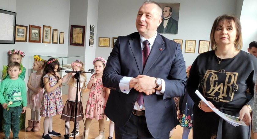 Na zdjęciu Kurator Oświaty Waldemar Flajszer