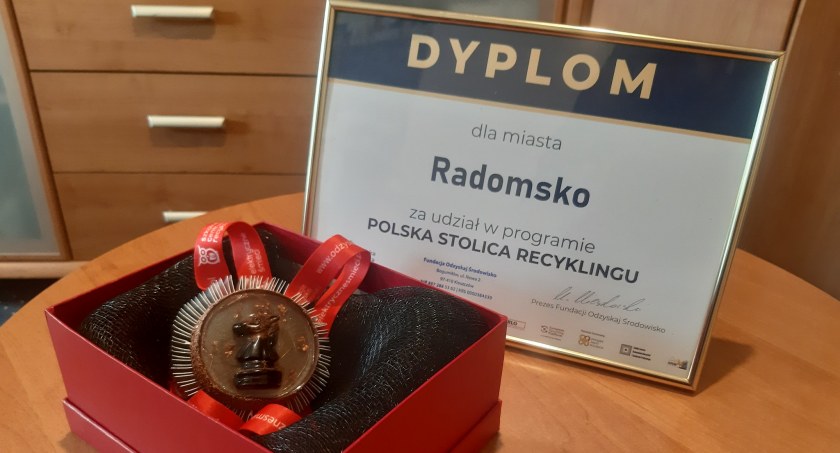 Na zdjęciu dyplom za udział w programie Polska Stolica Recyklingu fot. Facebook/PGK Radomsko