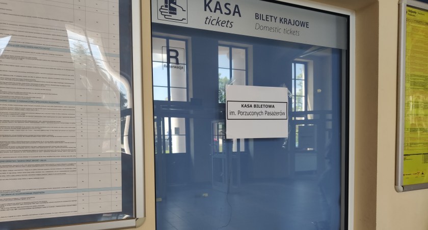 Kasa biletowa na dworcu PKP w Radomsku wciąż zamknięta na głucho