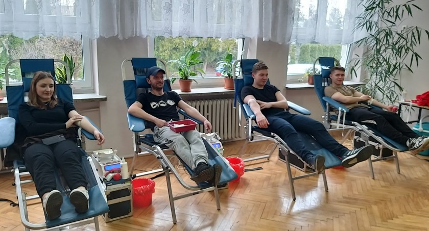 Na zdjęciu chętni do pomocy, oddający krew, fot. Facebook/ZSP Kamieńsk