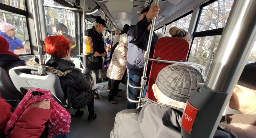 Na zdjęciu pasażerowie w autobusie MPK